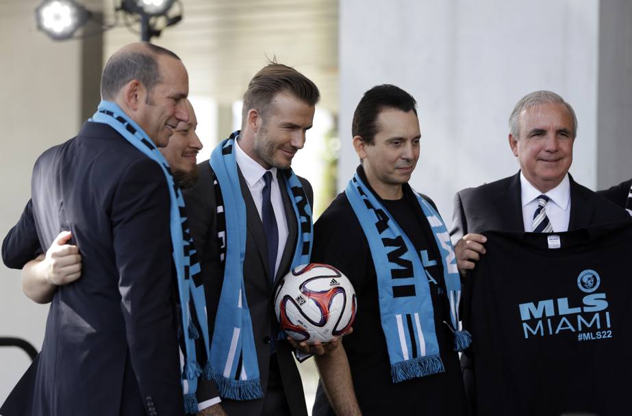 David Beckham (al centro), insieme a Don Garber (primo da sinistra), commissario unico della Major League Soccer, e Carlos Gimenez (primo a destra), sindaco di Miami (Ap)
